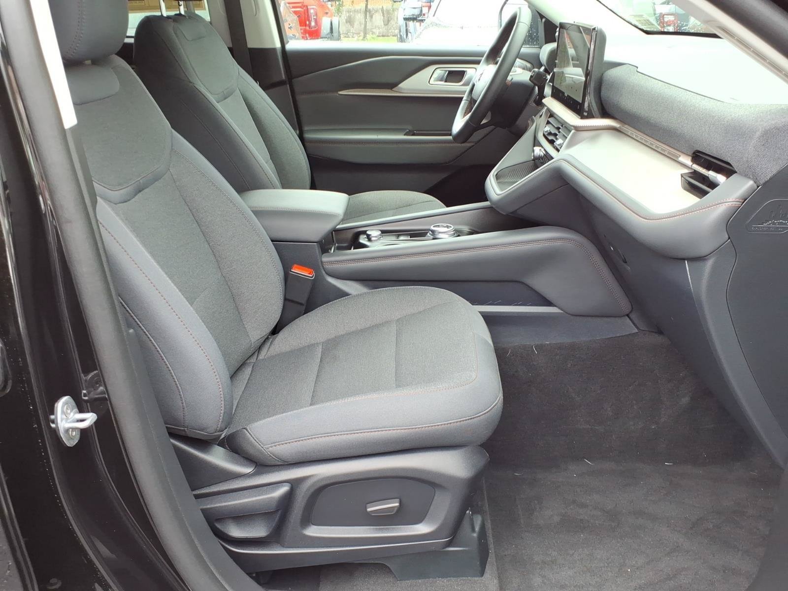 Used 2025 Ford Explorer Active AWD/4WD image 11