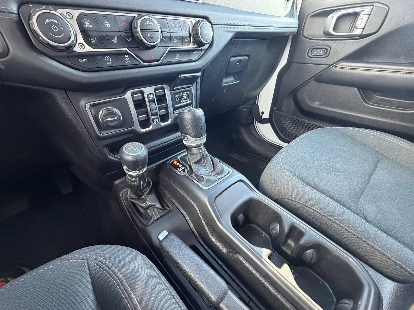 Used 2025 Jeep Wrangler Unlimited Sahara AWD/4WD image 41