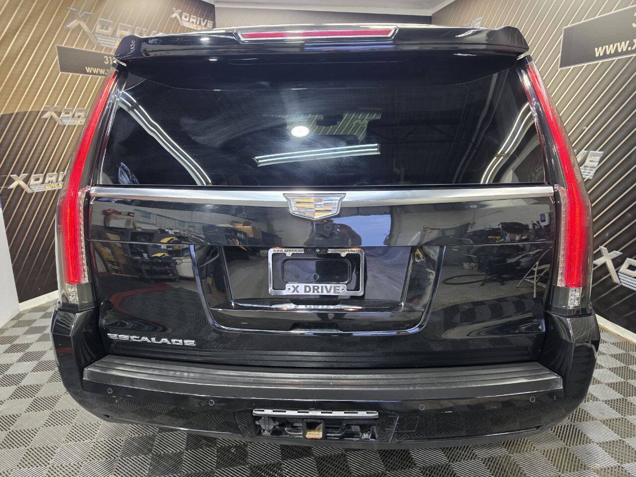 Used 2017 Cadillac Escalade Platinum RWD image 7