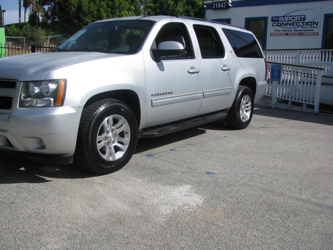 Used 2014 Chevrolet Suburban LT RWD image 2