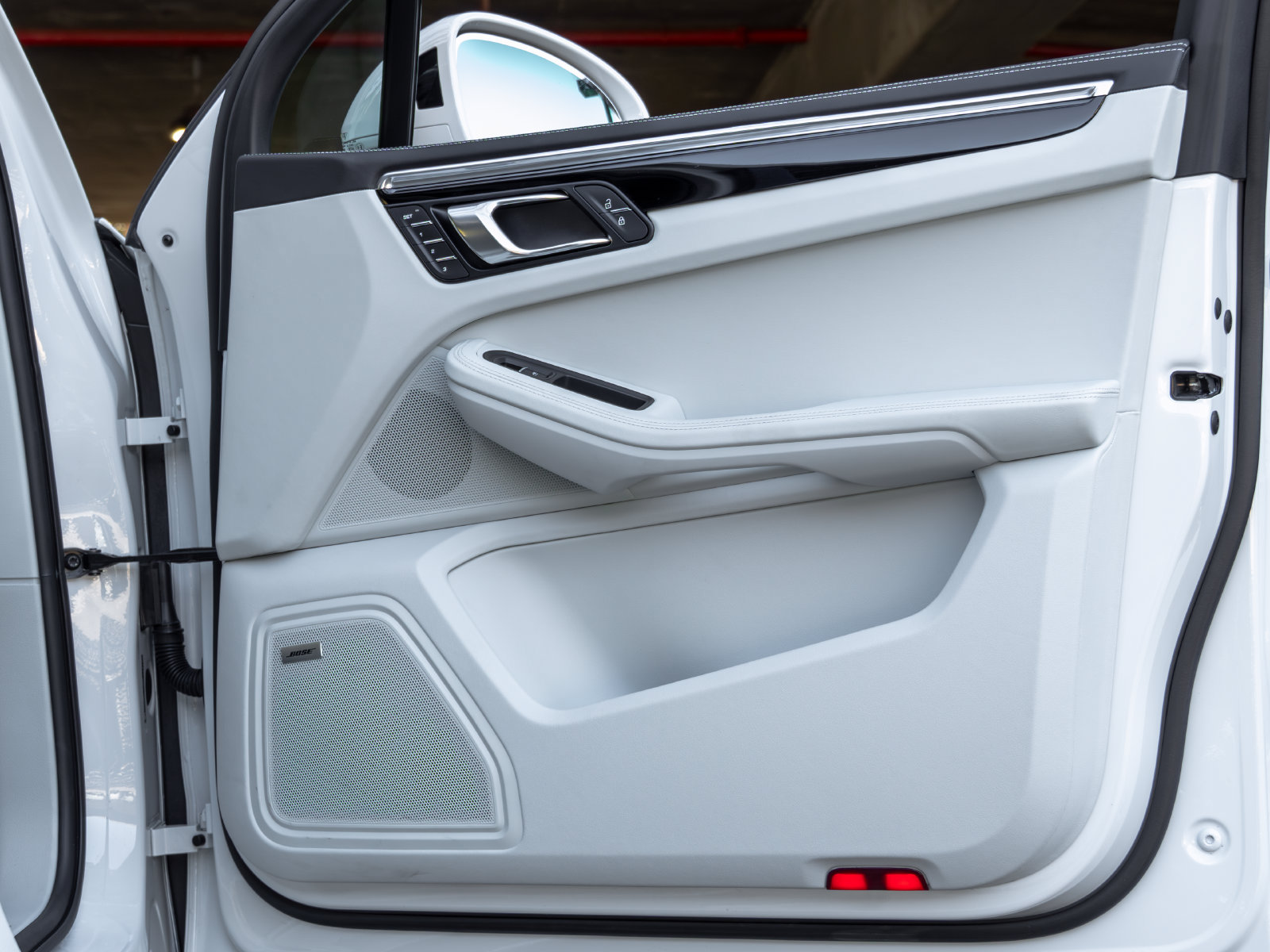 Certified 2025 Porsche Macan AWD/4WD image 51