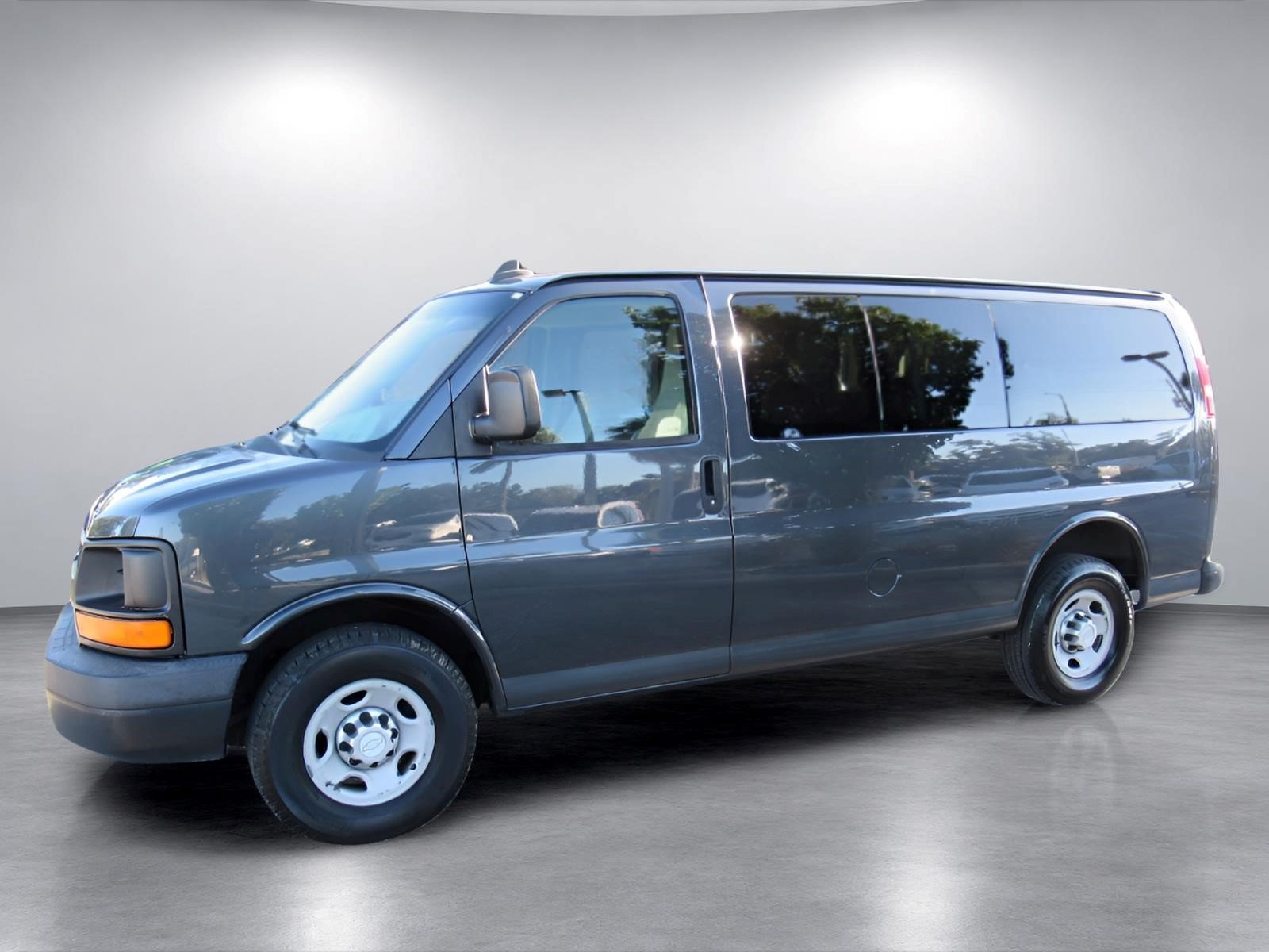 Used 2016 Chevrolet Express 2500 LS RWD image 4