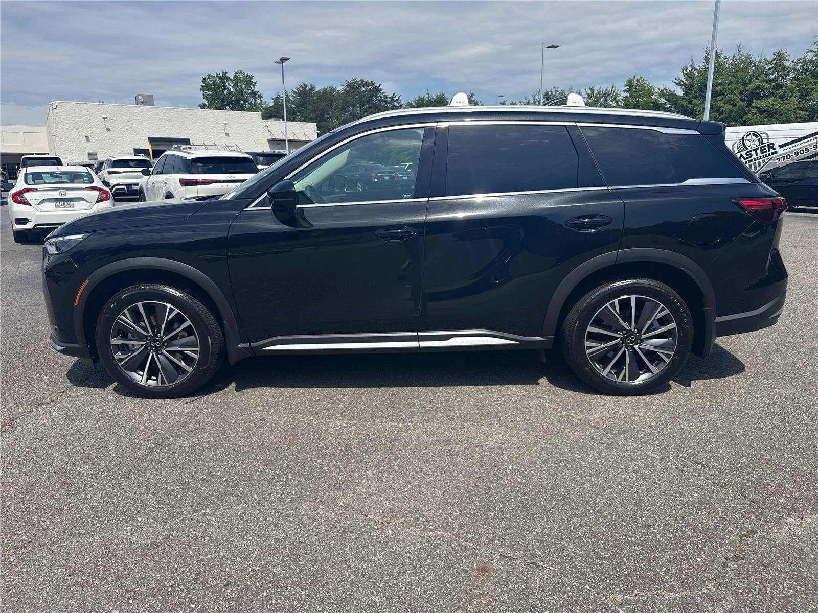 Certified 2026 INFINITI QX60 Luxe w/ Cargo Package FWD image 9
