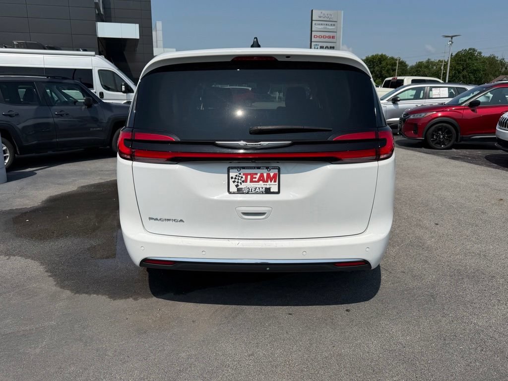 Used 2024 Chrysler Pacifica Touring-L FWD image 8