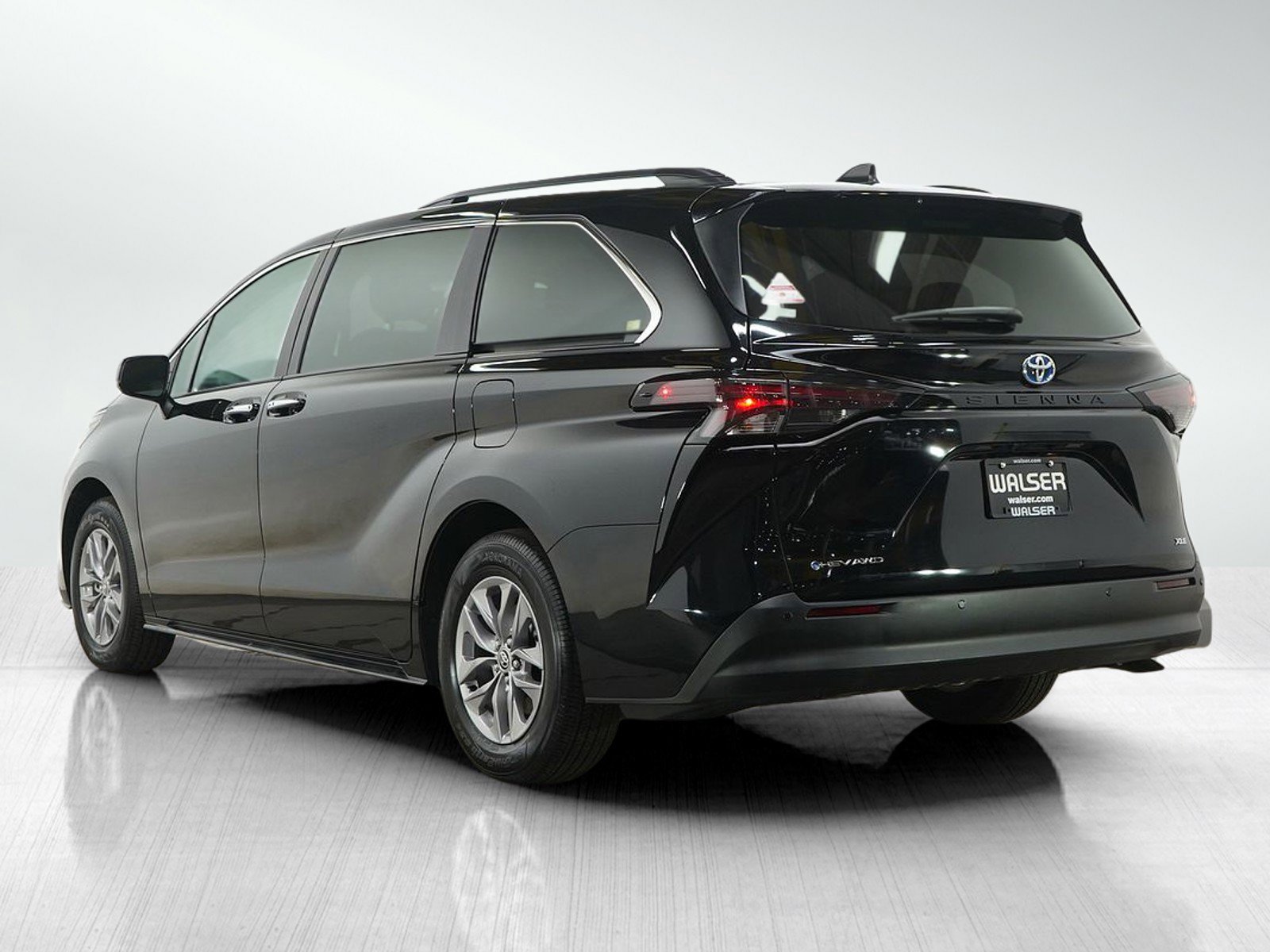 Used 2025 Toyota Sienna XLE image 3
