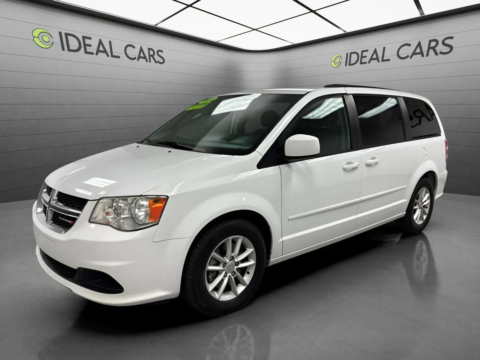 Used 2015 Dodge Grand Caravan SXT FWD image 1