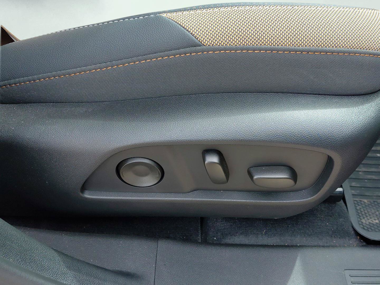Used 2025 Chevrolet Equinox ACTIV w/ Safety and Technology Package AWD/4WD image 13