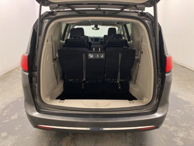 Used 2020 Chrysler Pacifica Touring-L FWD image 28