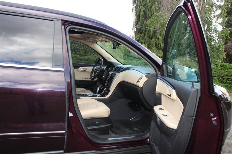 Used 2010 Chevrolet Traverse LTZ AWD/4WD image 15