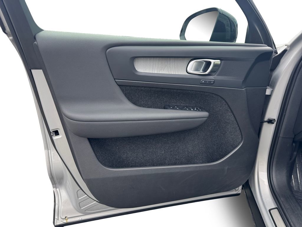 Certified 2025 Volvo XC40 B5 Plus image 12