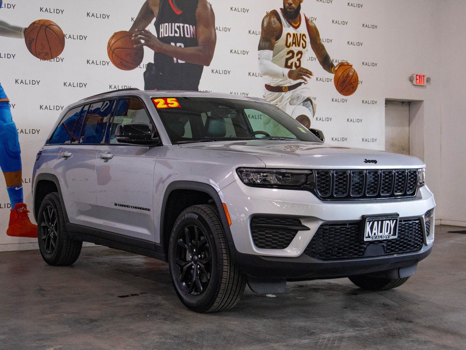 Used 2025 Jeep Grand Cherokee Altitude AWD/4WD image 18