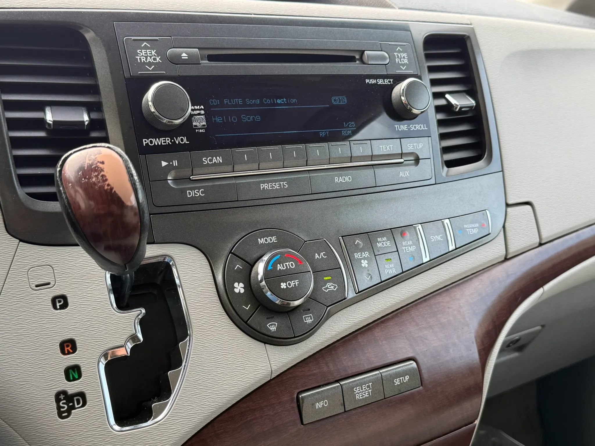 Used 2012 Toyota Sienna XLE FWD image 35