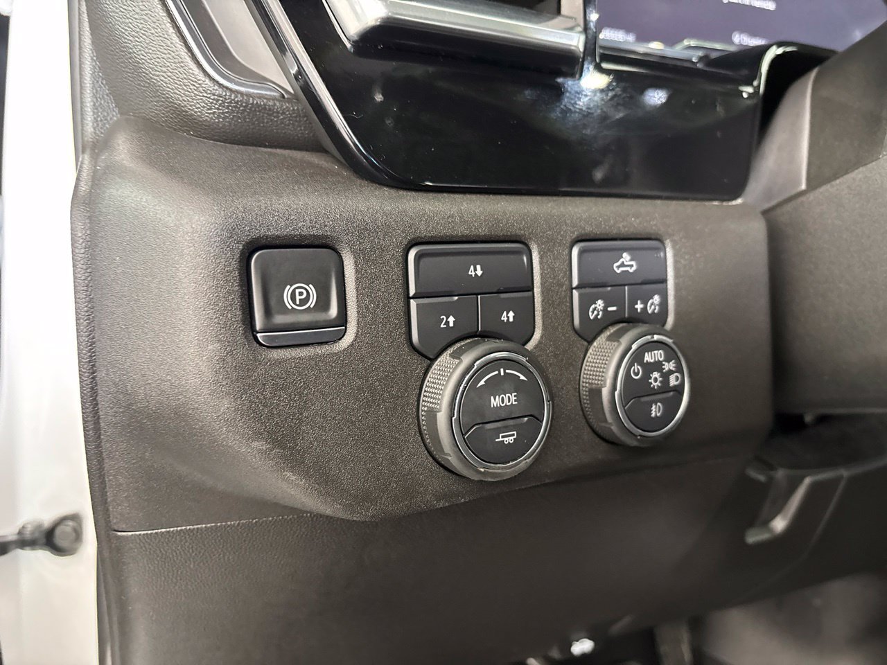 Used 2025 Chevrolet Silverado 2500 LT w/ Convenience Package AWD/4WD image 8
