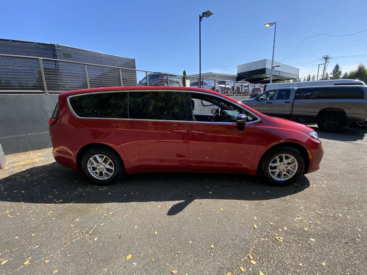 Used 2025 Chrysler Pacifica Select FWD image 7