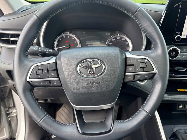 Used 2024 Toyota Highlander XLE FWD image 29