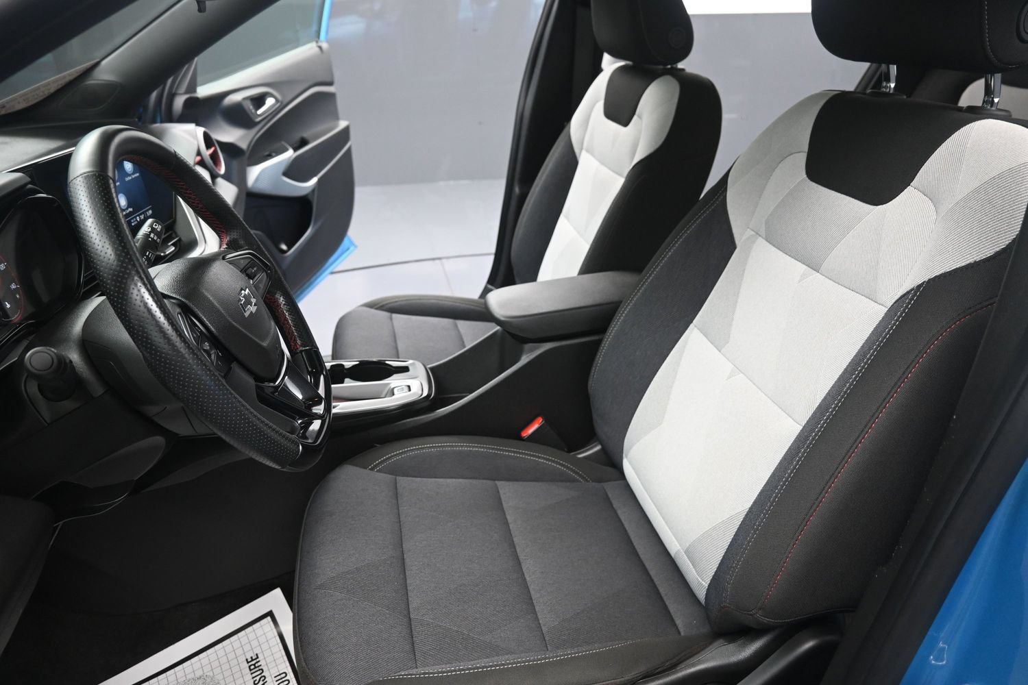Used 2025 Chevrolet Trax RS w/ Sunroof Package FWD image 17