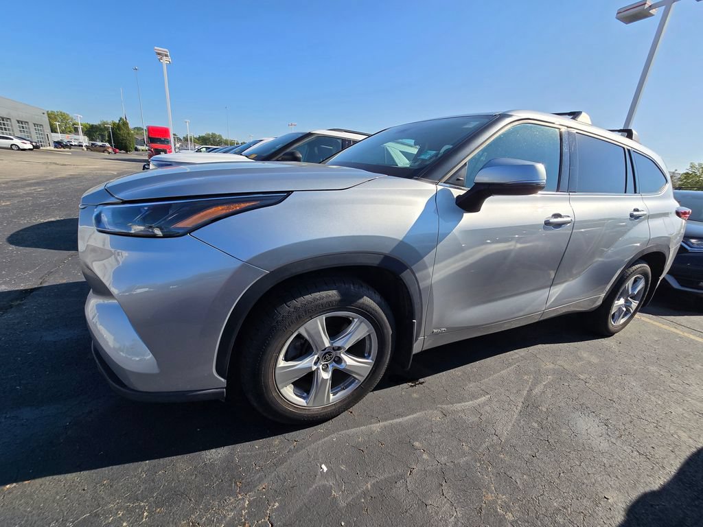 Used 2022 Toyota Highlander LE AWD/4WD image 4