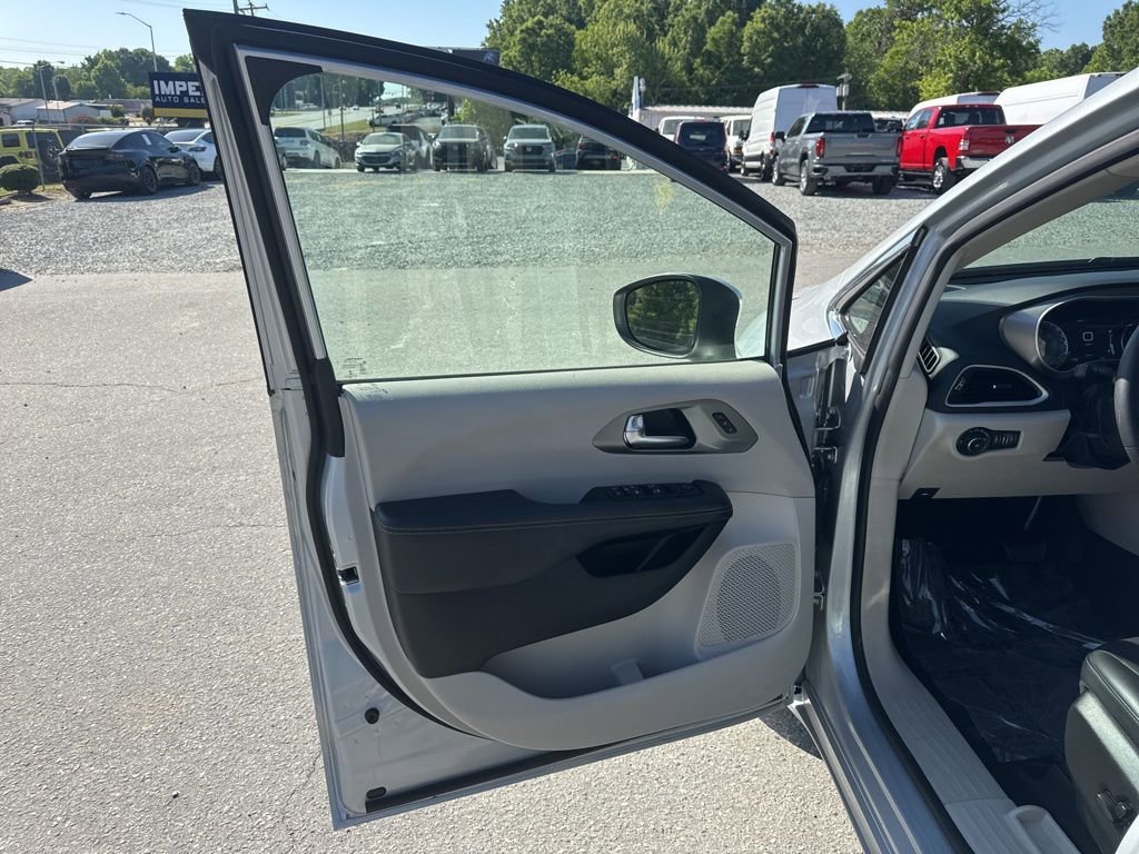Used 2023 Chrysler Pacifica Touring-L FWD image 27