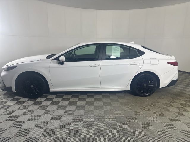 Used 2025 Toyota Camry SE image 3