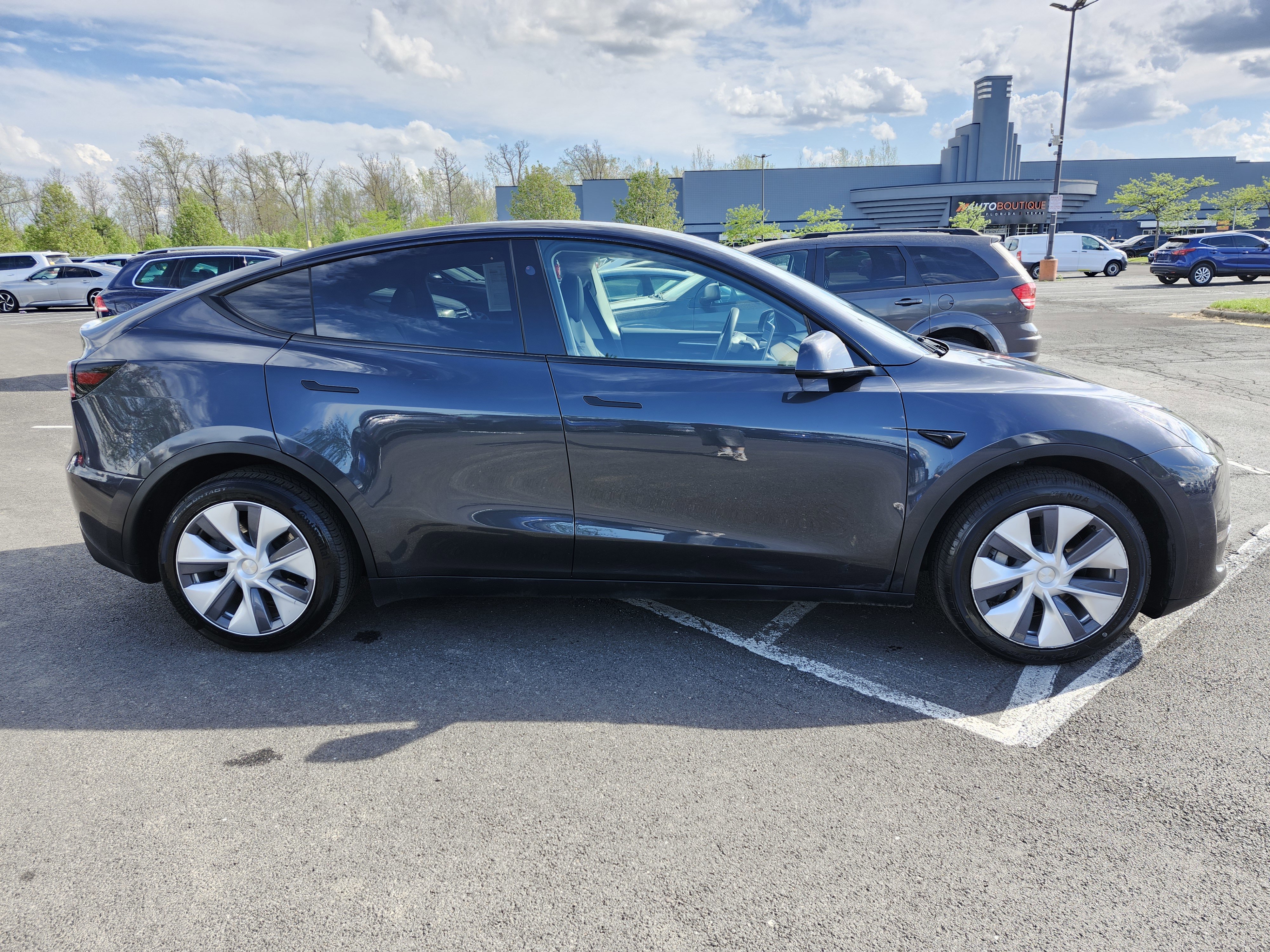 Used 2024 Tesla Model Y Long Range AWD/4WD image 17