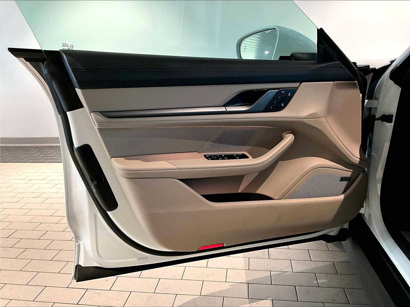 Used 2025 Porsche Taycan image 26