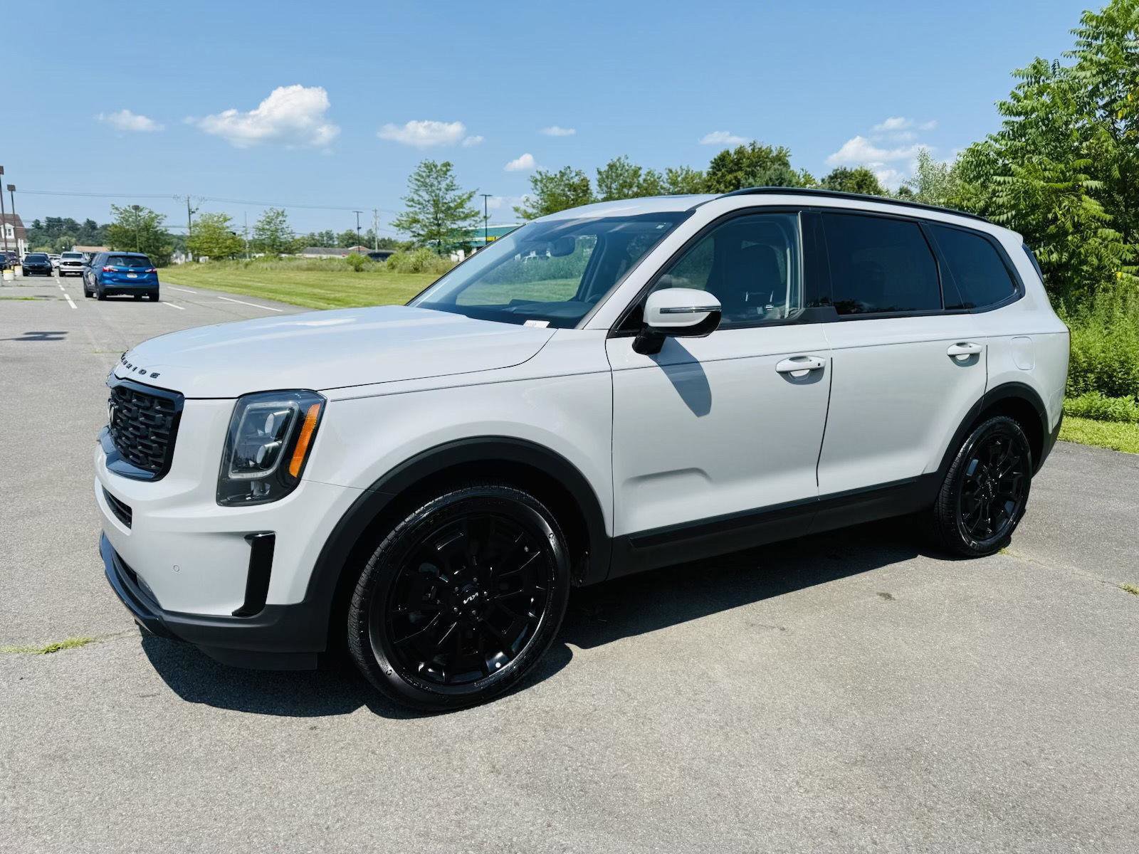 Used 2022 Kia Telluride SX w/ SX Prestige Package image 2