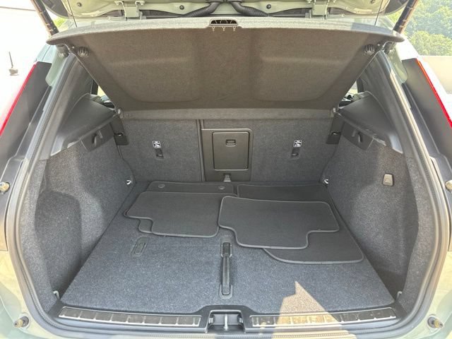 Certified 2025 Volvo XC40 B5 Plus AWD/4WD image 35