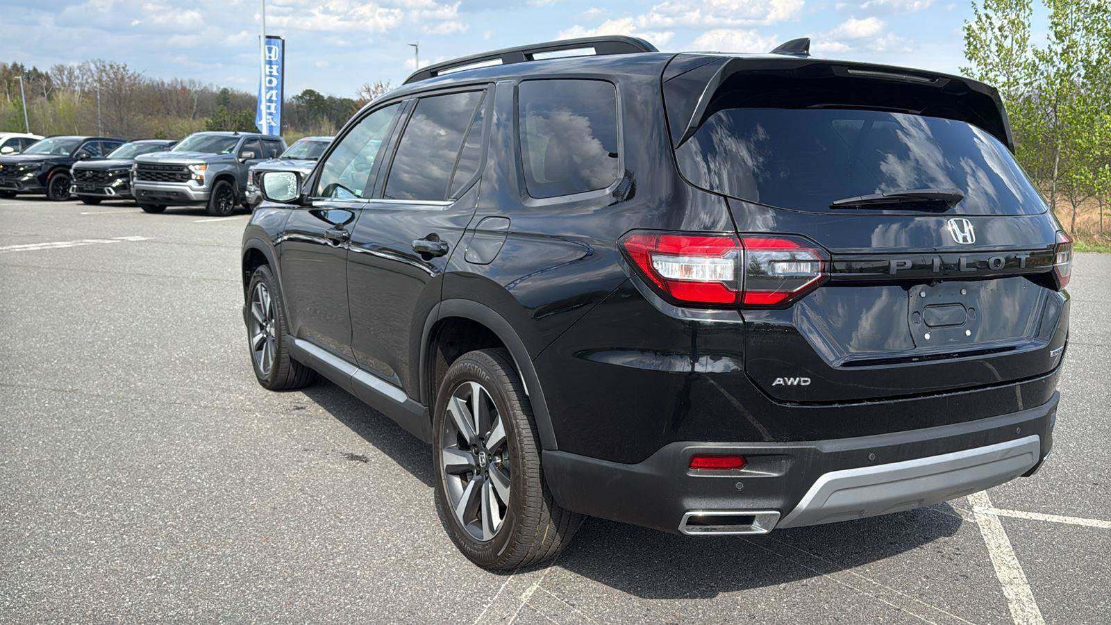 Used 2025 Honda Pilot Touring image 8