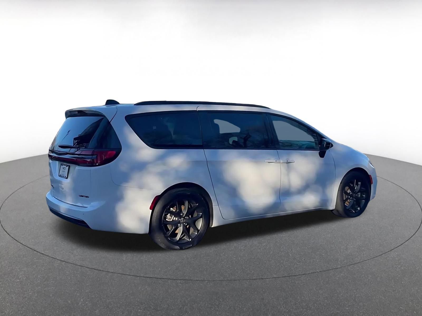 Used 2025 Chrysler Pacifica Limited image 14