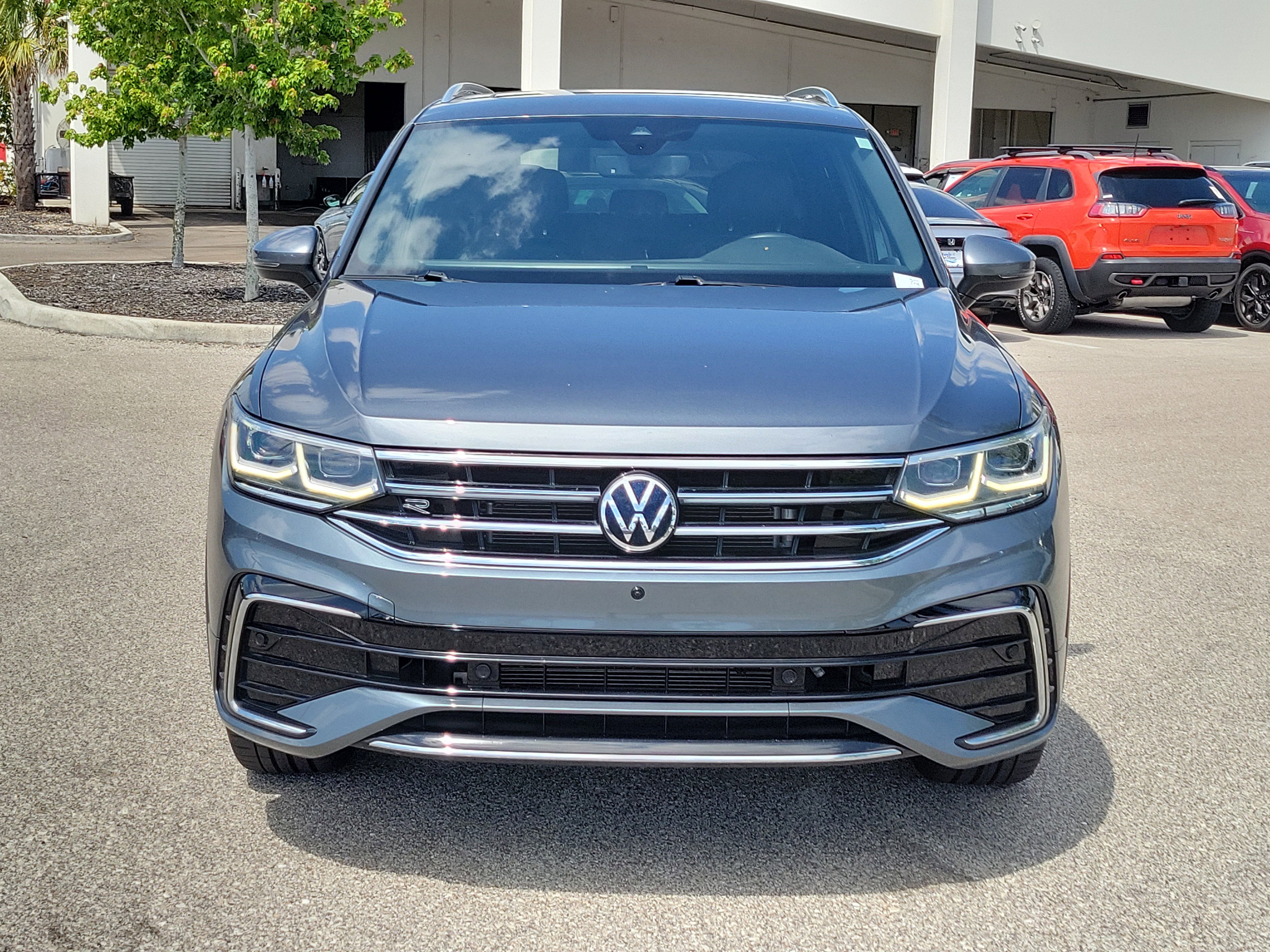 Used 2022 Volkswagen Tiguan SEL R-Line image 2