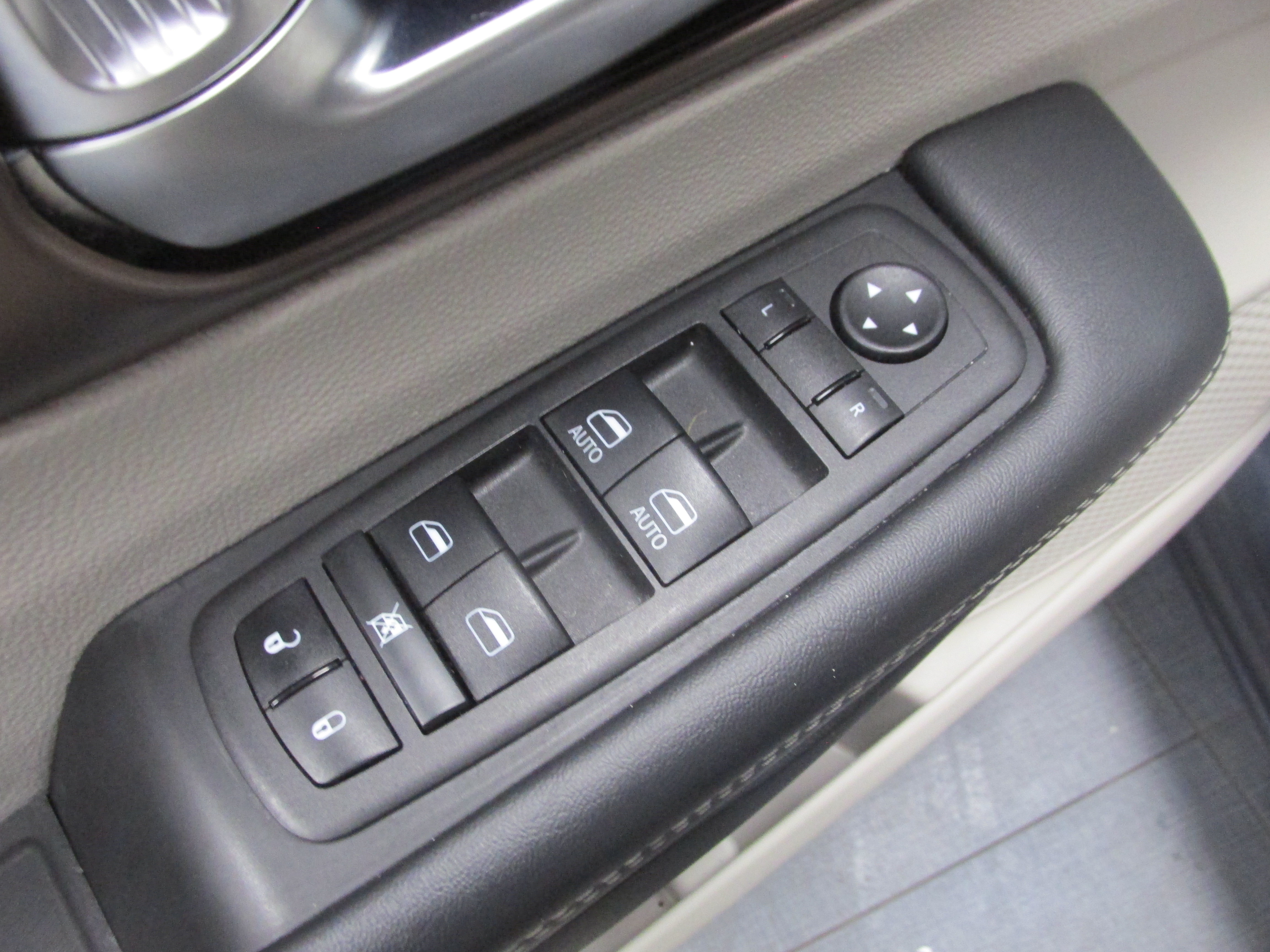 Used 2023 Chrysler Voyager LX FWD image 28