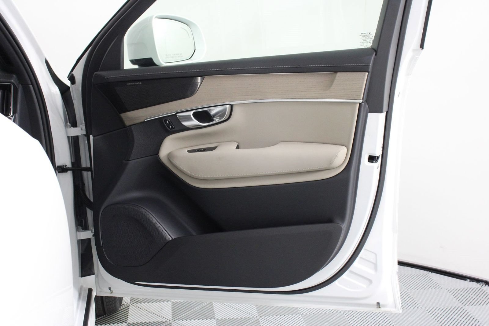 Certified 2026 Volvo XC90 B6 Plus w/ Protection Package Premier AWD/4WD image 21