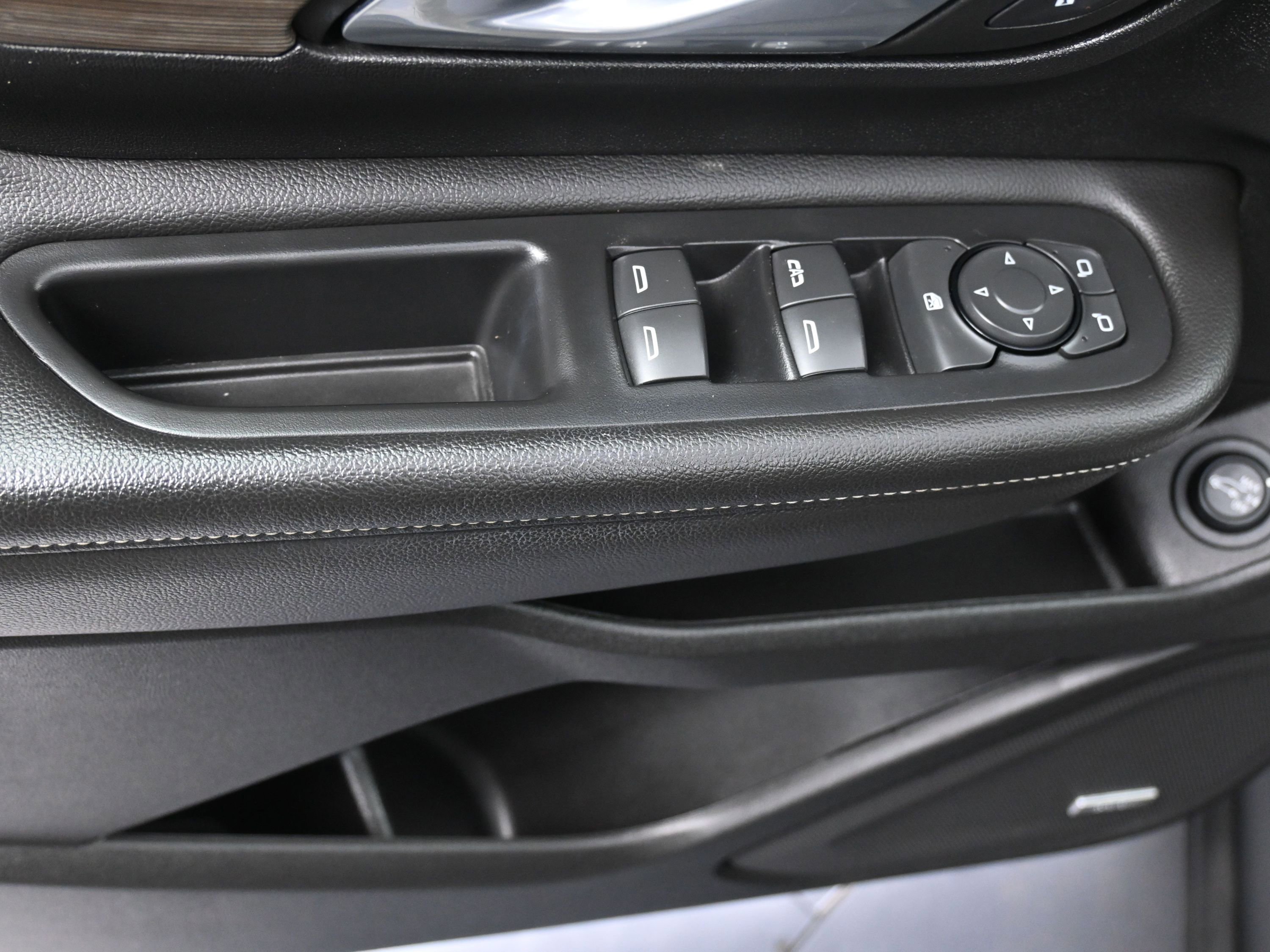 Used 2023 GMC Terrain Denali w/ Black Diamond Edition image 17