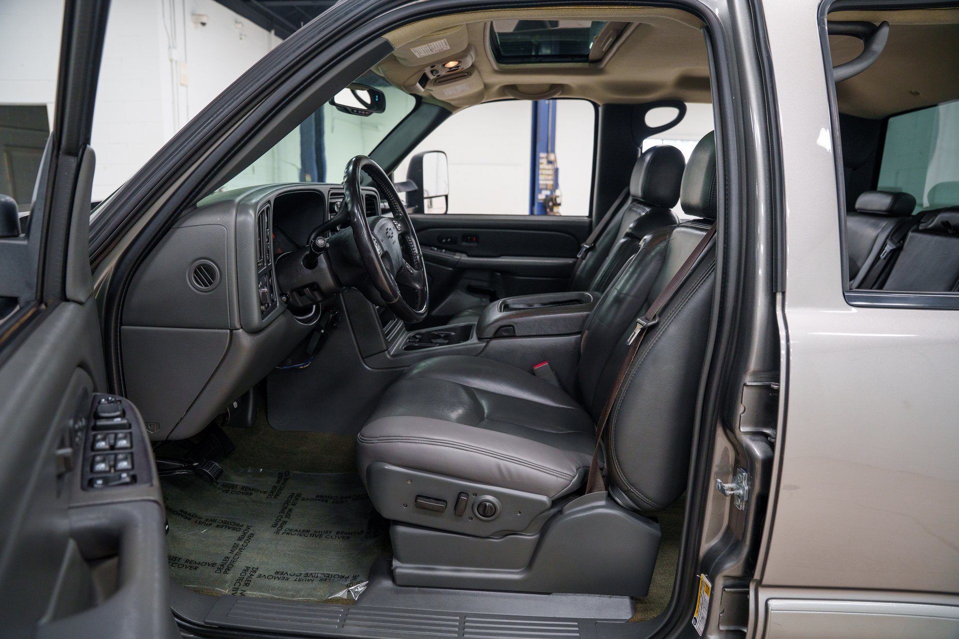 Used 2007 Chevrolet Silverado 2500 LT w/ Heavy-Duty Power Package AWD/4WD image 33