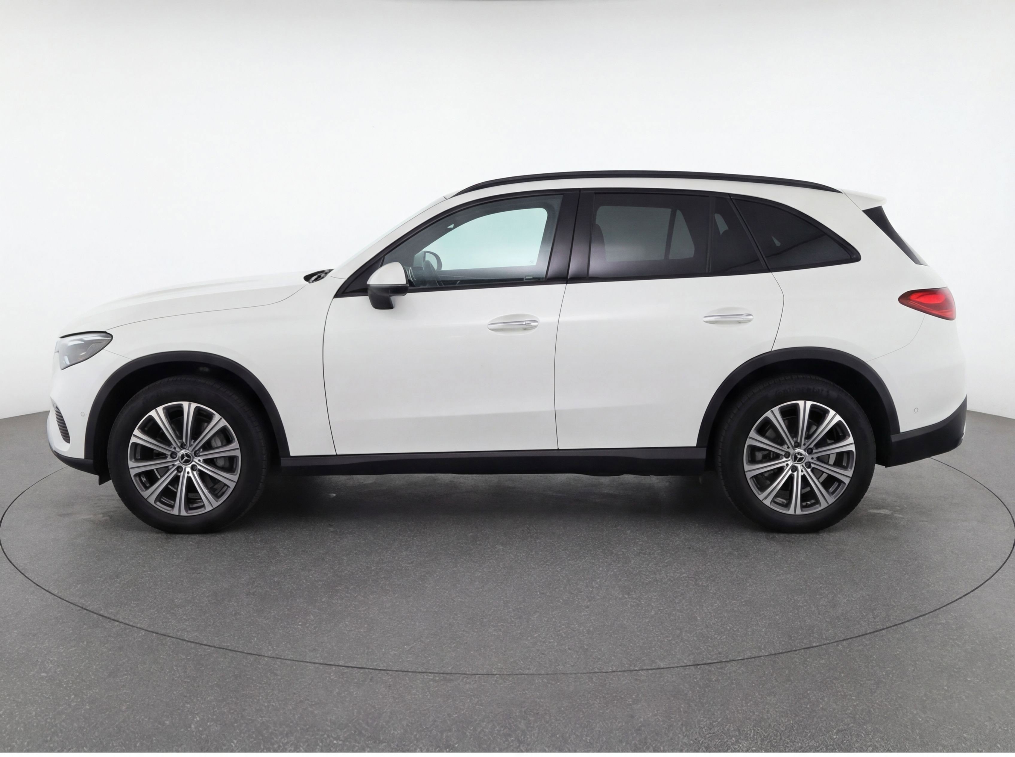 Used 2024 Mercedes-Benz GLC 300 4MATIC image 5