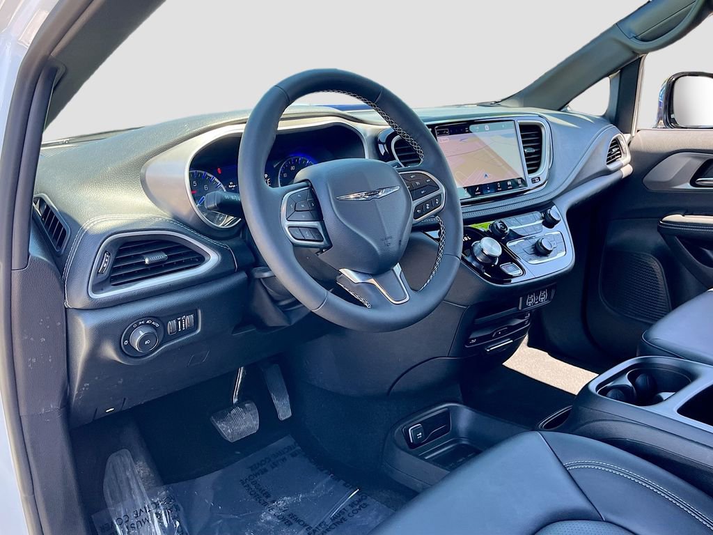 Certified 2025 Chrysler Pacifica Select w/ Uconnect Theater Family Group image 9
