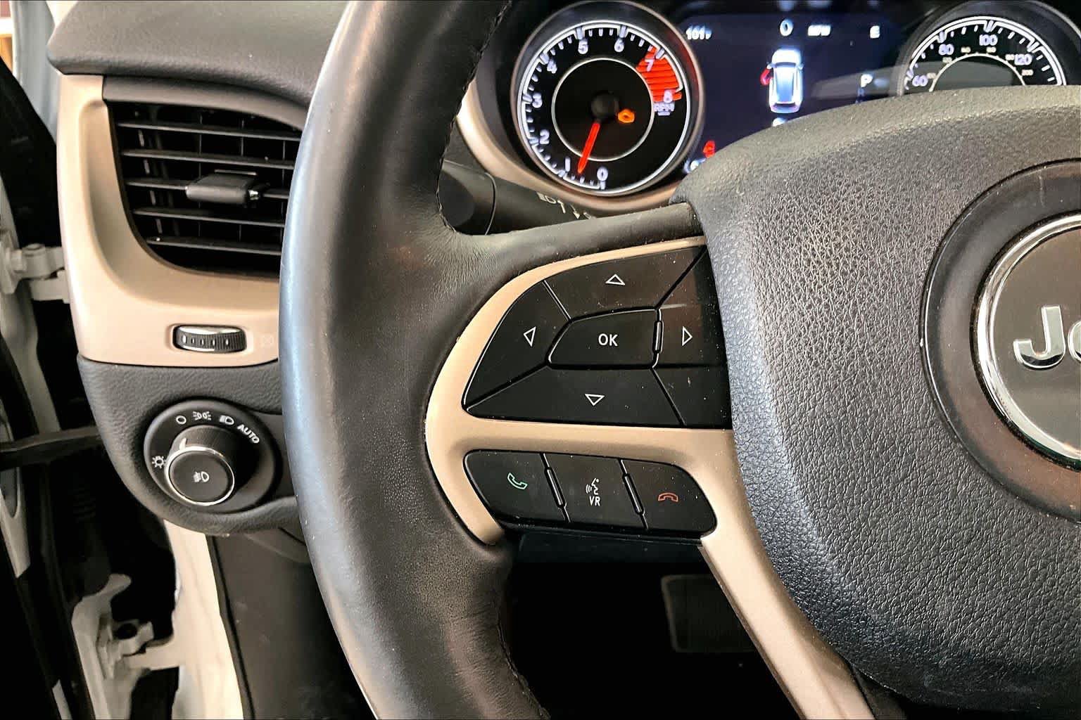Used 2018 Jeep Cherokee Limited w/ Luxury Group AWD/4WD image 22