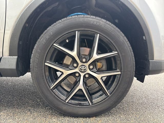 Used 2017 Toyota RAV4 SE image 61