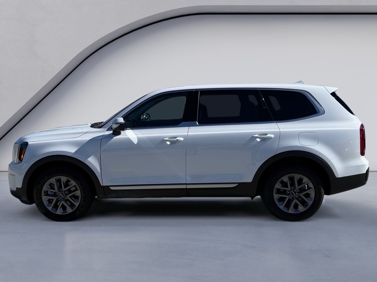 Used 2024 Kia Telluride LX FWD image 2
