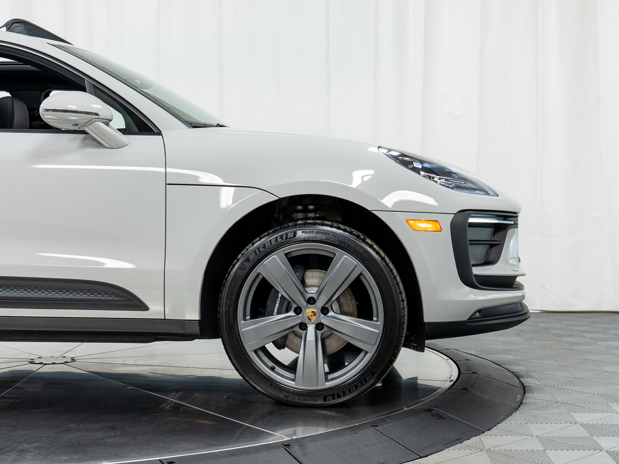 Used 2025 Porsche Macan image 11