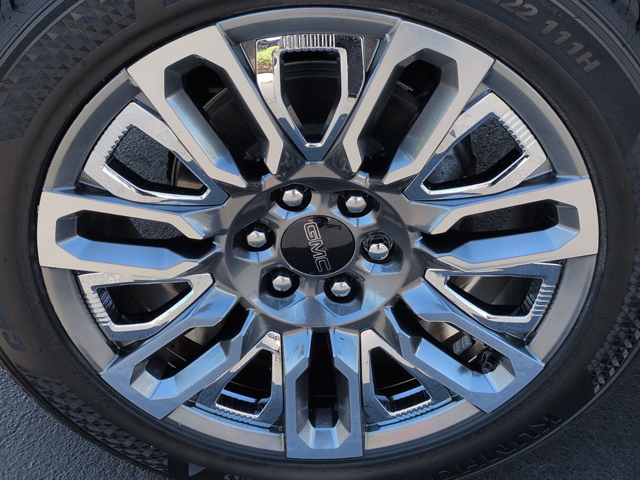 Used 2024 GMC Yukon Denali Ultimate AWD/4WD image 12