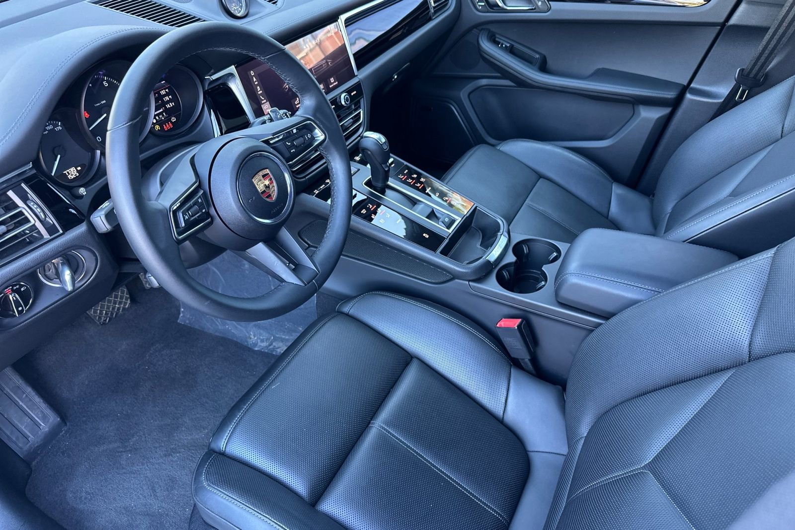 Used 2025 Porsche Macan AWD/4WD image 4