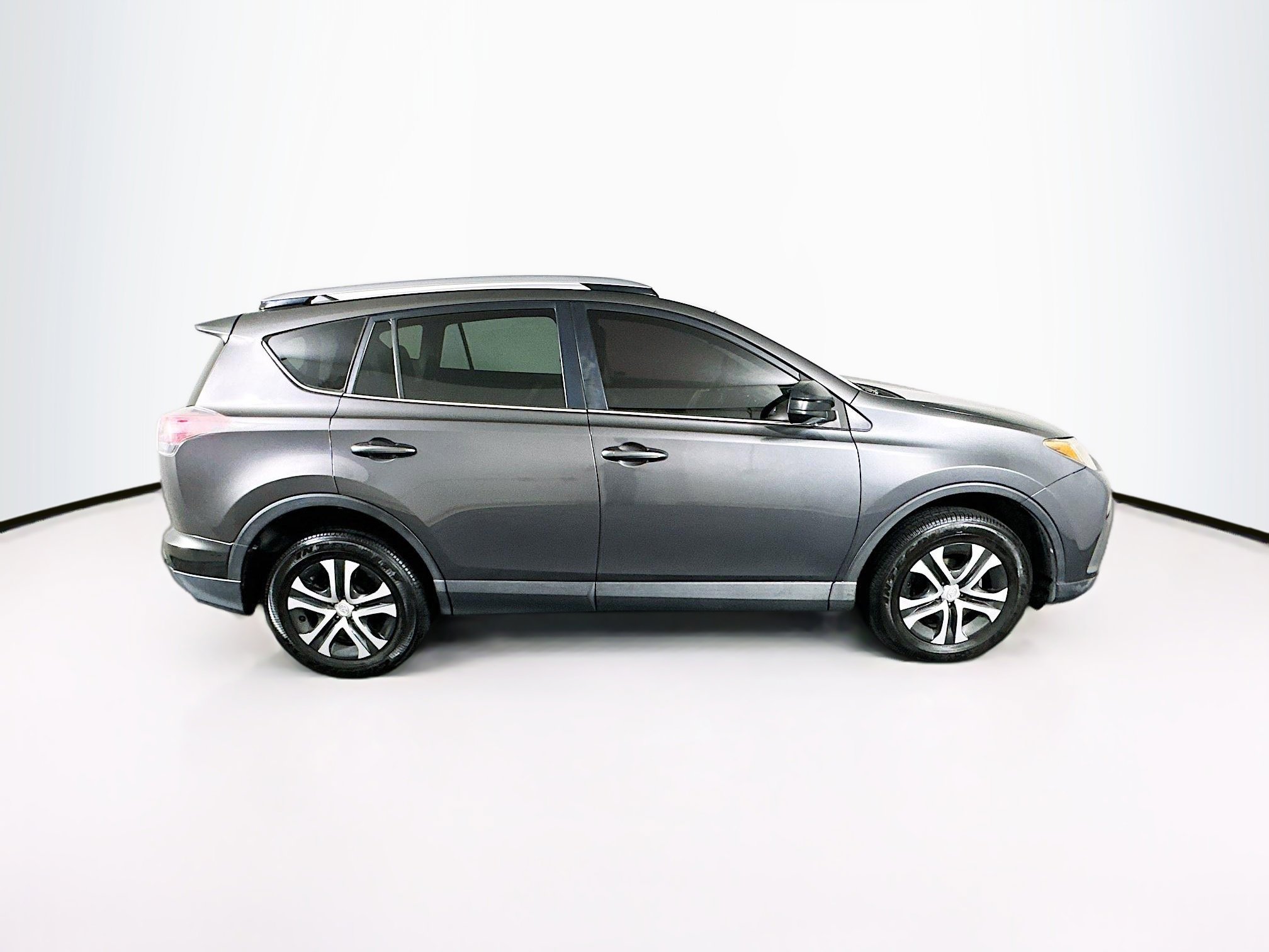 Used 2018 Toyota RAV4 LE image 10