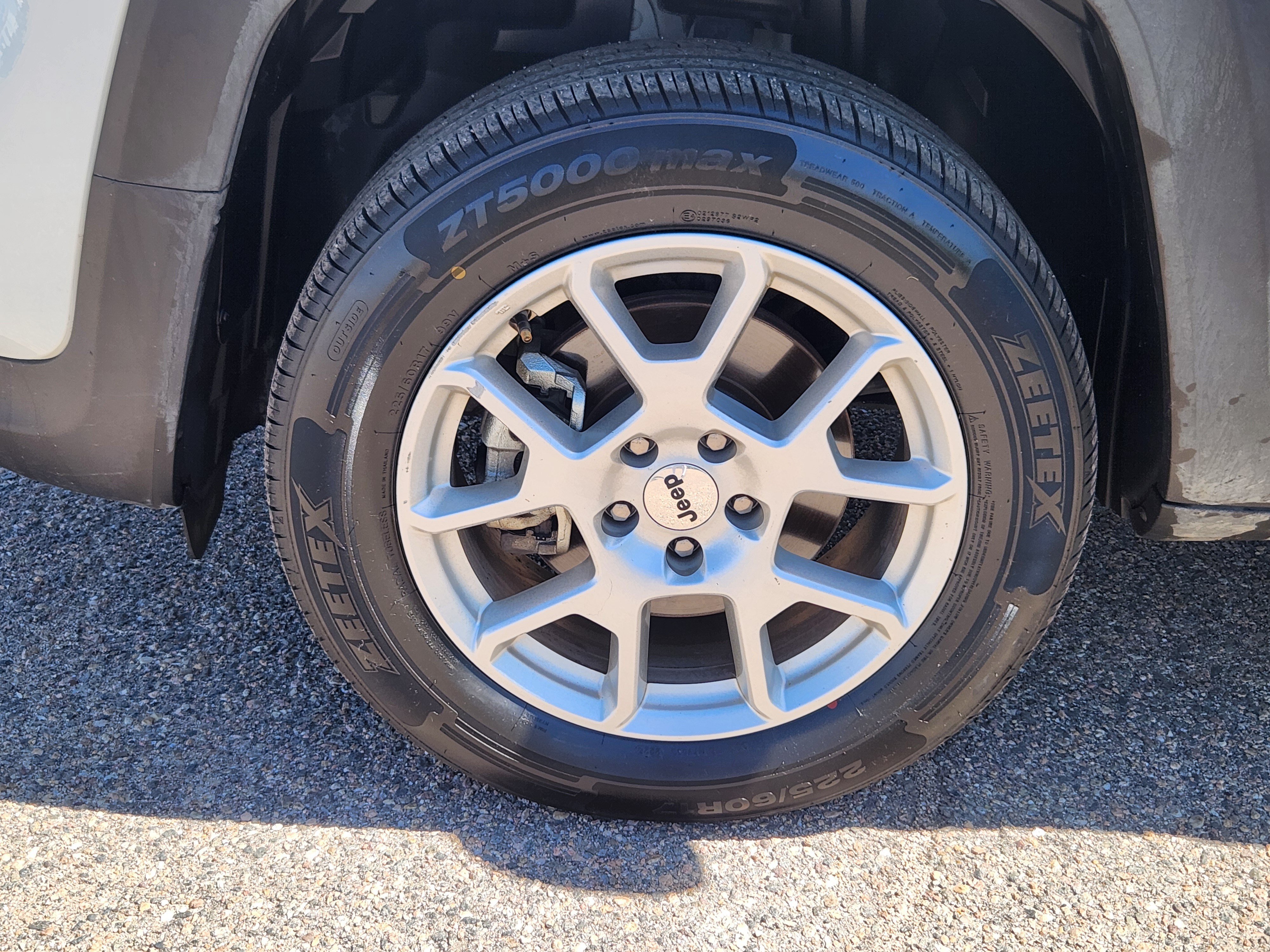 Used 2023 Jeep Renegade Latitude AWD/4WD image 7