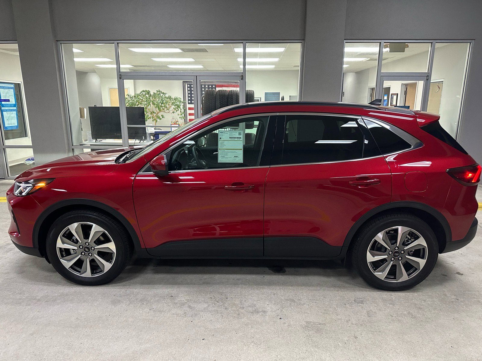 Certified 2025 Ford Escape Platinum w/ Premium Technology Package image 4