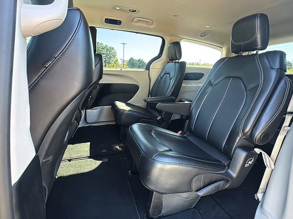 Used 2024 Chrysler Pacifica Touring-L FWD image 20