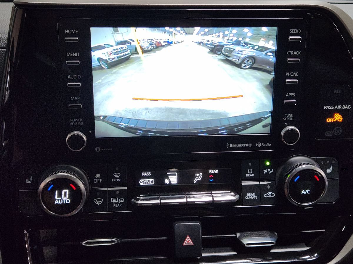 Used 2022 Toyota Highlander XLE FWD image 31