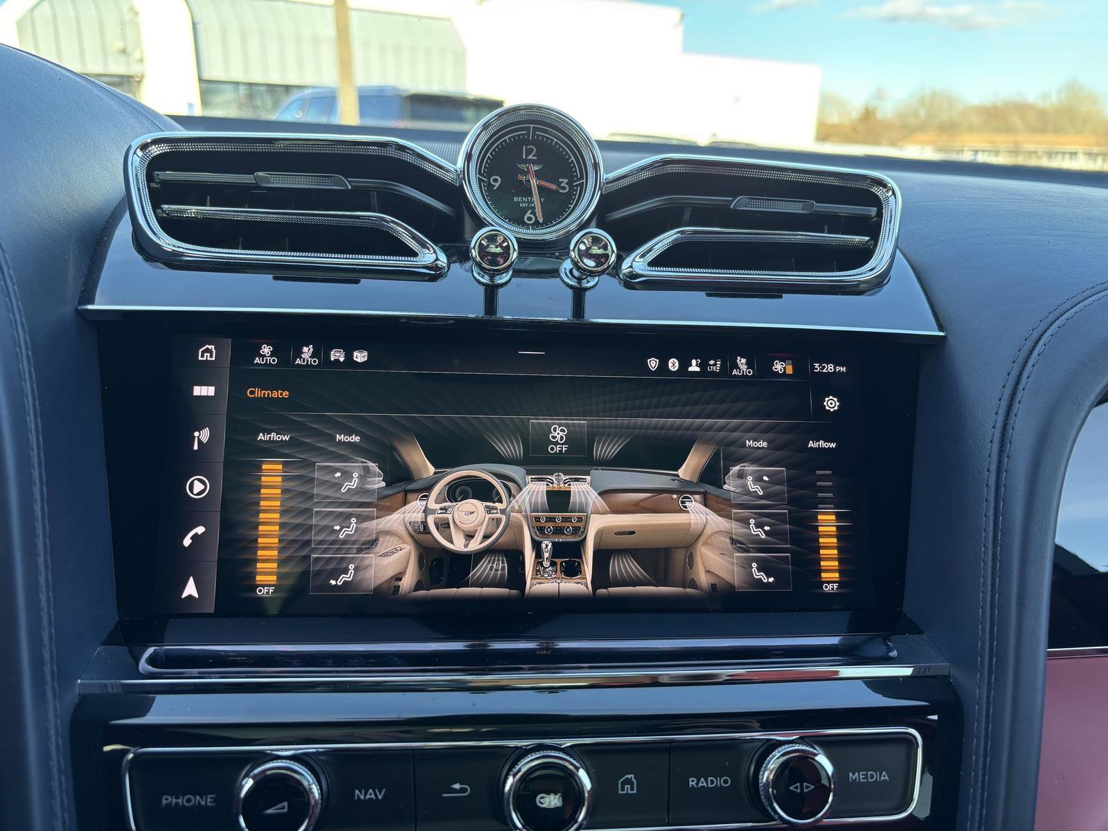 Used 2022 Bentley Bentayga image 29