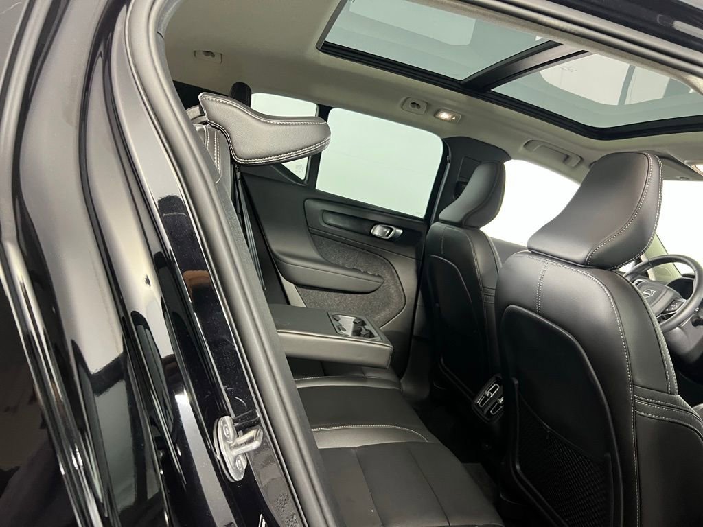 Used 2025 Volvo XC40 B5 Plus image 30
