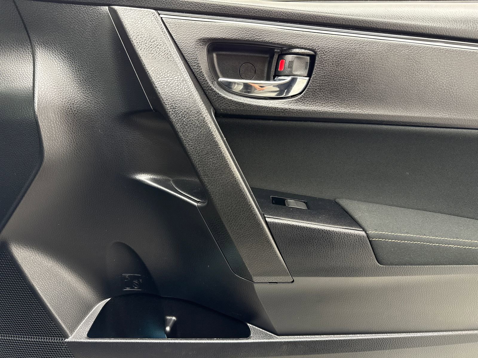 Used 2019 Toyota Corolla LE w/ Carpet Mat Package (TMS) FWD image 41